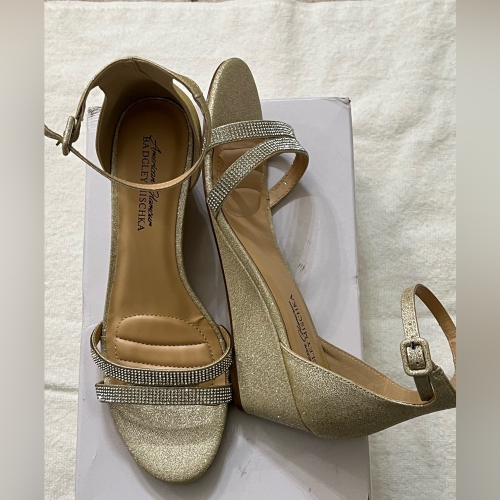 New with box Jewel Badgley Mischka Glittering Gold 2 inches Wedges size 8